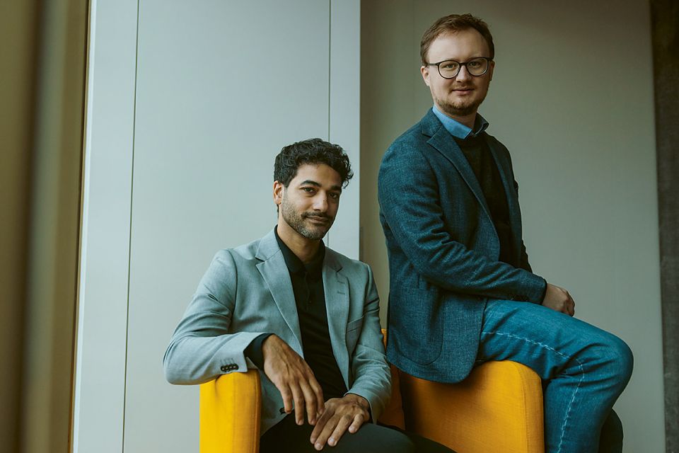 Amir Dziri, Professor für islamisch-theologische Studien, und Martin Steiner, Judaistikforscher, tauschen sich direkt aus. Foto: Ulrike Meutzner